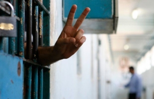 محكمة الاحتلال تصدر حكماً بالسجن على الأسير "فراس أبو شرخ" من الخليل