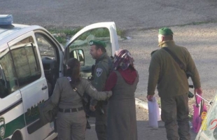 فيديو - قوات الاحتلال تعتقل فتاة بدعوى حيازتها سكين قرب المسجد الإبراهيمي