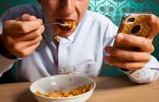 دراسة: تناول الطعام ليلًا يزيد مستويات الاكتئاب والقلق
