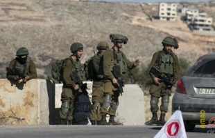 قوات الاحتلال تنصب حاجزاً على مدخل بلدة حلحول شمال الخليل
