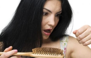 طريقة فعالة تخلصك من قشرة الشعر نهائيا