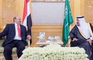 الرئيس اليمني يطلب دعمًا من السعودية لإنقاذ عملة بلاده من الانهيار