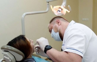 5 مشاكل صحية تتطلب الذهاب لطبيب الأسنان فورا
