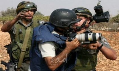 الخليل: جيش الاحتلال يحتجز  عدد من الصحفيين اثناء تغطية التجريف