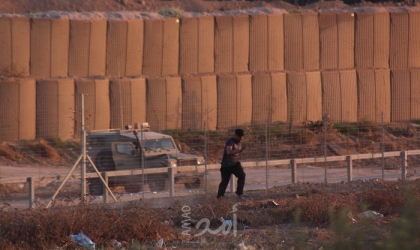 شبان يقتحمون السياج الفاصل ويستولون على معدات عسكرية شرق خانيونس