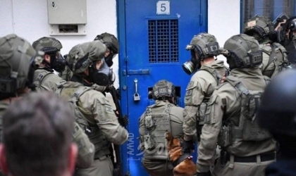 قوات القمع تقتحم معتقل "النقب" وتعبث بمقتنيات المعتقلين