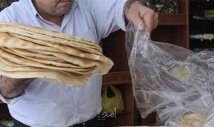 اللبنانيون يقفون في الطوابير للحصول على ربطة خبز  -فيديو