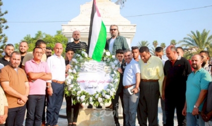 "إصلاحي فتح" يضع إكليلاً من الزهور على النصب التذكاري لـ"الجندي المجهول" في غزة