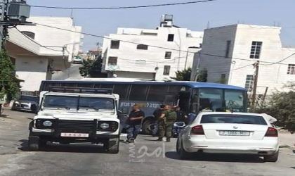 الأمن الفلسطيني يُخرج ناقلة جنود لجيش الاحتلال بعد دخولها الخليل بـ "الخطأ"