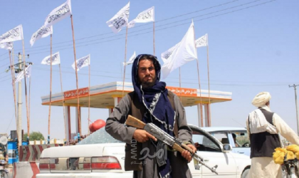 مقاتلو طالبان يأمرون مراسلة شبكة أمريكية بتغطية وجهها - فيديو
