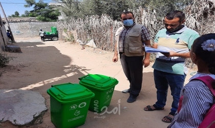 غزة: بلدية القرارة تنفذ مشروع توزيع حاويات "منزلية" للنفايات