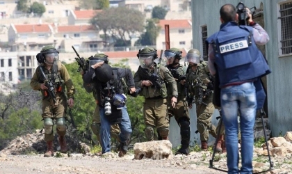 بالأسماء... جيش الاحتلال يستهدف الصحفيين أثناء عملهم في تغطية المواجهات في نابلس