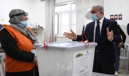 اشتية يتفقد عددًا من مراكز الاقتراع للانتخابات المحلية في محافظة رام الله والبيرة