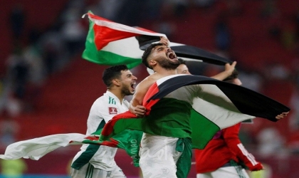 لاعبو المنتخب الجزائري يرفعون أعلام فلسطين بعد تأهلهم لنصف نهائي كأس العرب - فيديو