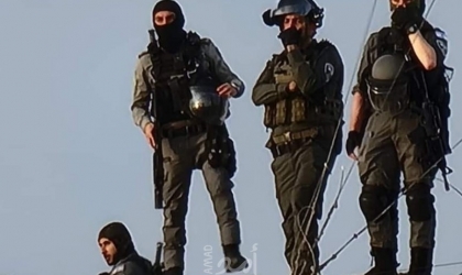 شرطة الاحتلال تعتدي على مقدسي وتعتقل شابين من طوباس
