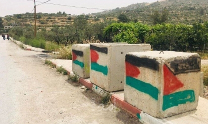 شبان يرسمون "علم فلسطين" على حاجز لجيش الاحتلال جنوب نابلس- صور