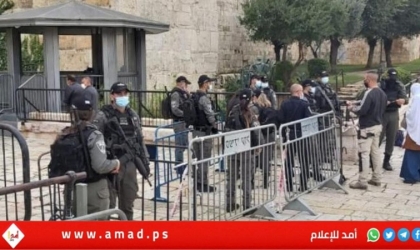 قوات الاحتلال تعتدي على المصلين عند باب الأسباط وتمنعهم من الدخول للأقصى