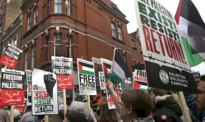 نيويورك: عشرات النشطاء يتظاهرون أمام قمة "أمازون" للمطالبة بإلغاء عقودها مع إسرائيل