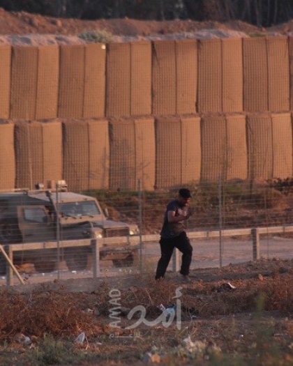 قوات الاحتلال تعتقل شابين عبر السياج الفاصل جنوب قطاع غزة