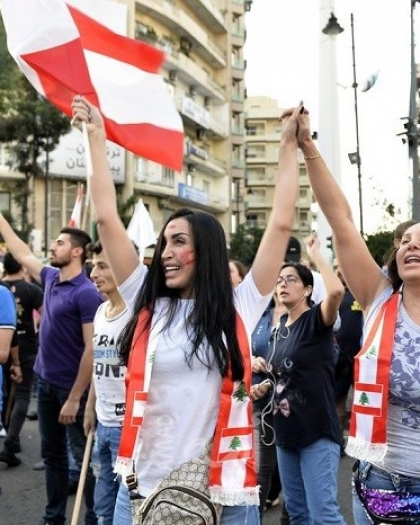 الجيش اللبناني يدعو المتظاهرين لفتح ما تبقَّى من طرق مقفلة لإعادة الحياة إلى طبيعتها