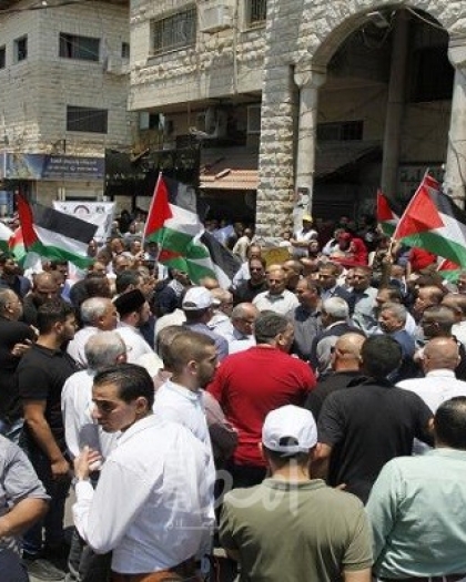 مئات المواطنين يشاركون في مسيرة مركبات تطالب بفك الحصار عن يعبد